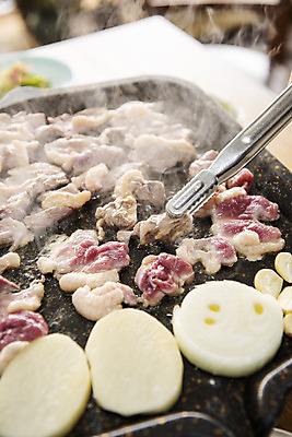 포토 JPG 음식 양파 감자 실내 집게 사람없음 갈색 식당 굽기 불판 오리고기 외식 로스 오리구이 국내포토 컬러 채소 오리 육류 내부 상점 구이 파일형식