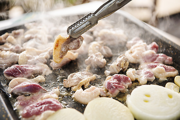 포토 JPG 음식 양파 감자 실내 집게 사람없음 갈색 식당 굽기 불판 오리고기 외식 로스 오리구이 국내포토 컬러 채소 오리 육류 내부 상점 구이 파일형식