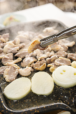 포토 JPG 음식 양파 감자 실내 집게 사람없음 갈색 식당 굽기 불판 오리고기 외식 로스 오리구이 국내포토 컬러 채소 오리 육류 내부 상점 구이 파일형식