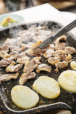 포토 JPG 음식 양파 감자 실내 집게 사람없음 갈색 식당 굽기 불판 오리고기 외식 로스 오리구이 국내포토 컬러 채소 오리 육류 내부 상점 구이 파일형식
