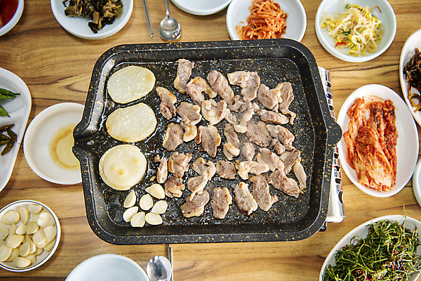 포토 JPG 음식 반찬 양파 감자 실내 사람없음 하이앵글 갈색 식당 굽기 불판 오리고기 외식 로스 오리구이 플랫레이 국내포토 뷰포인트 컬러 채소 오리 육류 내부 상점 플랫 구이 파일형식