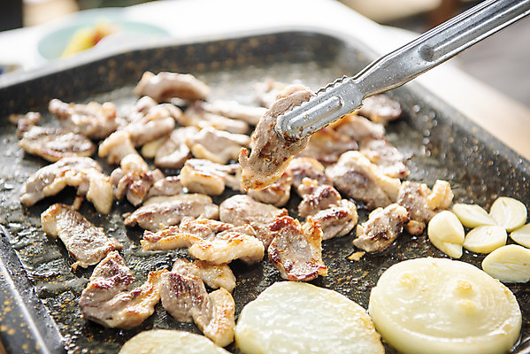 포토 JPG 음식 양파 감자 실내 집게 사람없음 갈색 식당 굽기 불판 오리고기 외식 로스 오리구이 국내포토 컬러 채소 오리 육류 내부 상점 구이 파일형식