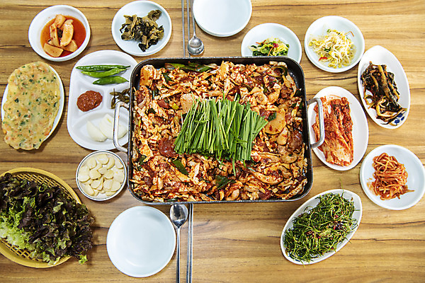 포토 JPG 음식 반찬 김치 실내 마늘 사람없음 하이앵글 갈색 식당 양념 상추 콩나물 불판 부추 오리고기 외식 로스 오리구이 플랫레이 국내포토 한식 뷰포인트 컬러 채소 오리 육류 내부 상점 플랫 구이 나물 파일형식