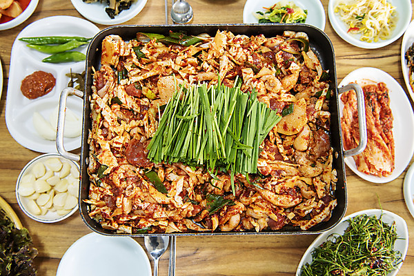 포토 JPG 음식 반찬 김치 실내 마늘 사람없음 하이앵글 갈색 식당 양념 상추 콩나물 불판 부추 오리고기 외식 로스 오리구이 플랫레이 국내포토 한식 뷰포인트 컬러 채소 오리 육류 내부 상점 플랫 구이 나물 파일형식