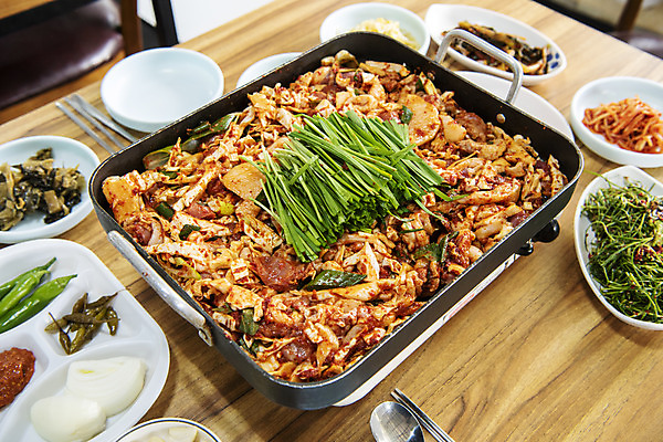 포토 JPG 음식 반찬 김치 실내 마늘 사람없음 갈색 식당 양념 굽기 콩나물 불판 부추 오리고기 외식 로스 오리구이 국내포토 한식 컬러 채소 오리 육류 내부 상점 구이 나물 파일형식