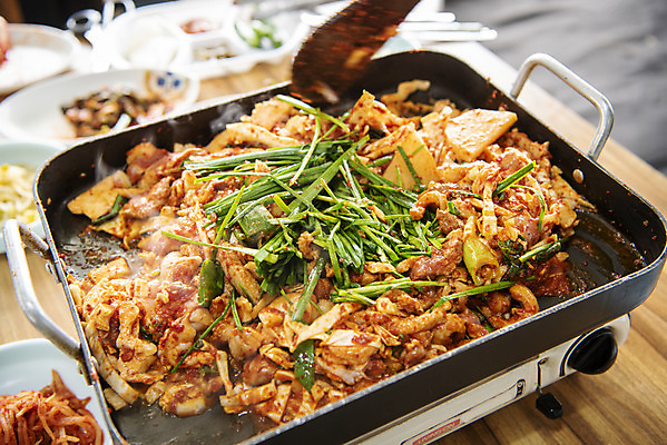 포토 JPG 음식 반찬 김치 실내 마늘 사람없음 갈색 식당 양념 굽기 콩나물 불판 부추 오리고기 외식 로스 오리구이 국내포토 한식 컬러 채소 오리 육류 내부 상점 구이 나물 파일형식