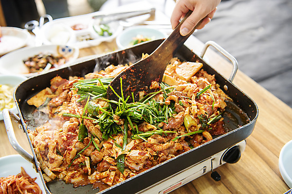 포토 JPG 손 여자 음식 40대 반찬 김치 실내 마늘 한명 갈색 식당 한국인 양념 굽기 콩나물 불판 부추 오리고기 외식 로스 오리구이 국내포토 1 한식 컬러 중년 채소 오리 육류 사람 동양인 내부 신체부위 상점 구이 나물 파일형식