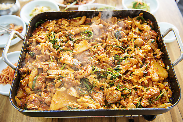 포토 JPG 음식 반찬 김치 실내 마늘 사람없음 갈색 식당 양념 굽기 콩나물 불판 오리고기 외식 로스 오리구이 국내포토 한식 컬러 채소 오리 육류 내부 상점 구이 나물 파일형식