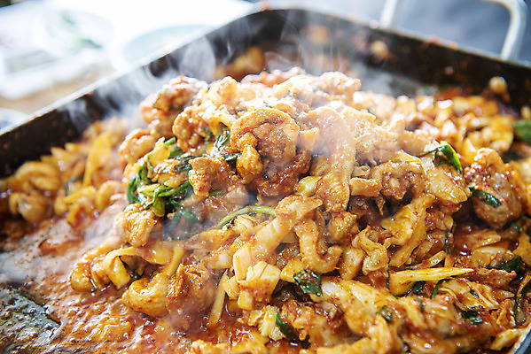 포토 JPG 음식 실내 근접촬영 사람없음 갈색 식당 양념 굽기 불판 오리고기 외식 로스 오리구이 국내포토 뷰포인트 컬러 오리 육류 내부 상점 구이 파일형식