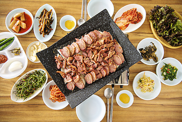 포토 JPG 음식 반찬 실내 사람없음 하이앵글 갈색 식당 양념 굽기 불판 오리고기 외식 훈제 오리구이 훈제고기 플랫레이 국내포토 뷰포인트 컬러 오리 육류 내부 상점 플랫 구이 파일형식