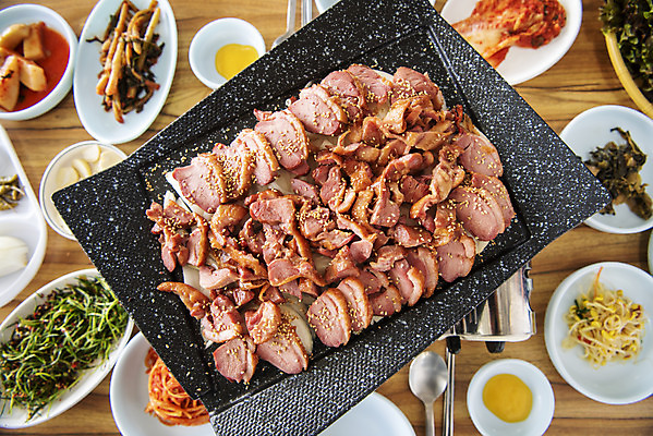 포토 JPG 음식 반찬 김치 실내 마늘 사람없음 하이앵글 갈색 식당 굽기 콩나물 불판 오리고기 외식 훈제 오리구이 훈제고기 플랫레이 국내포토 한식 뷰포인트 컬러 채소 오리 육류 내부 상점 플랫 구이 나물 파일형식