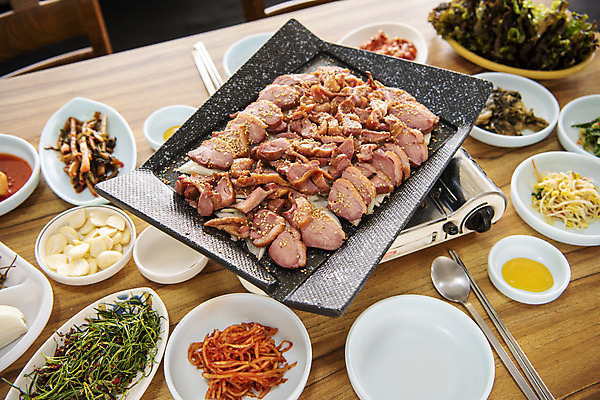 포토 JPG 음식 반찬 김치 실내 마늘 사람없음 갈색 식당 굽기 콩나물 불판 오리고기 외식 훈제 오리구이 훈제고기 국내포토 한식 컬러 채소 오리 육류 내부 상점 구이 나물 파일형식