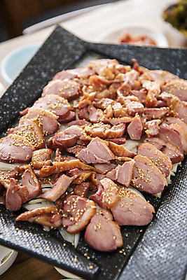 포토 JPG 음식 반찬 김치 실내 마늘 사람없음 갈색 식당 굽기 콩나물 불판 오리고기 외식 훈제 오리구이 훈제고기 국내포토 한식 컬러 채소 오리 육류 내부 상점 구이 나물 파일형식