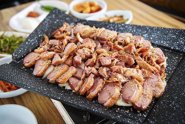 포토 JPG 음식 반찬 김치 실내 마늘 사람없음 갈색 식당 굽기 콩나물 불판 오리고기 외식 훈제 오리구이 훈제고기 국내포토 한식 컬러 채소 오리 육류 내부 상점 구이 나물 파일형식