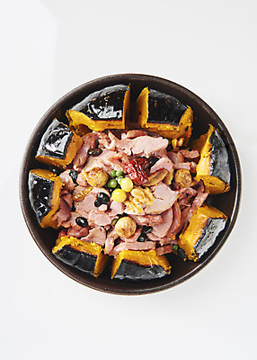 포토 JPG 스튜디오촬영 접시 음식 호박 실내 누끼 사람없음 하이앵글 흰색 은행 흰배경 오리고기 외식 훈제 단호박 오리구이 훈제고기 플랫레이 국내포토 식기 뷰포인트 컬러 백그라운드 채소 오리 육류 내부 금융 플랫 구이 파일형식