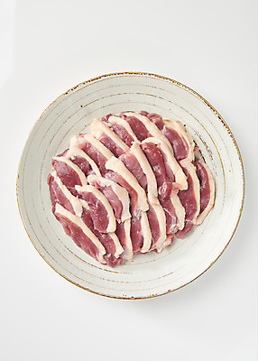 포토 JPG 스튜디오촬영 접시 음식 실내 생고기 누끼 사람없음 하이앵글 흰색 흰배경 오리고기 외식 훈제 로스 오리구이 플랫레이 국내포토 식기 뷰포인트 컬러 백그라운드 오리 육류 내부 플랫 구이 파일형식