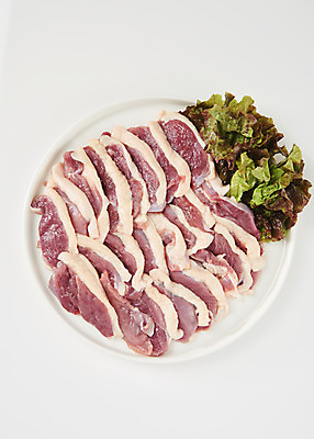 포토 JPG 스튜디오촬영 접시 음식 실내 생고기 누끼 사람없음 하이앵글 흰색 상추 흰배경 오리고기 외식 훈제 로스 오리구이 플랫레이 국내포토 식기 뷰포인트 컬러 백그라운드 채소 오리 육류 내부 플랫 구이 파일형식