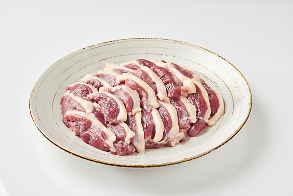 포토 JPG 스튜디오촬영 접시 음식 실내 생고기 누끼 사람없음 흰색 흰배경 오리고기 외식 훈제 로스 오리구이 국내포토 식기 컬러 백그라운드 오리 육류 내부 구이 파일형식