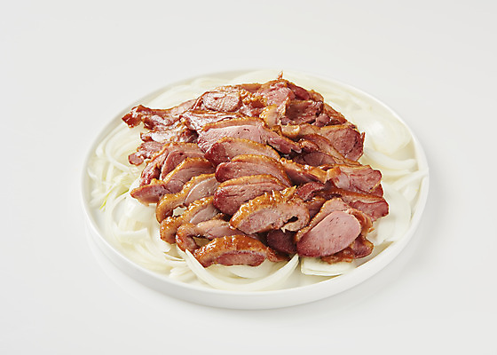 포토 JPG 스튜디오촬영 접시 음식 양파 실내 누끼 사람없음 흰색 흰배경 오리고기 외식 훈제 오리구이 훈제고기 국내포토 식기 컬러 백그라운드 채소 오리 육류 내부 구이 파일형식