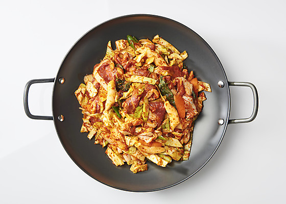 포토 JPG 스튜디오촬영 음식 실내 생고기 누끼 사람없음 하이앵글 흰색 양념 냄비 흰배경 오리고기 외식 로스 오리구이 플랫레이 국내포토 뷰포인트 컬러 백그라운드 오리 육류 내부 플랫 솥 구이 파일형식