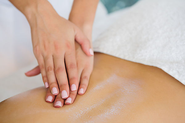 포토 JPG 해외이미지 무료이미지 라이프스타일 손 휴식 실내 건강 상반신 성인 신체부위 수건 스파 등 마사지 마사지사 바디케어 의료성형뷰티 성인여자한명만 해외202004 해외포토 직업 컨셉 사람 내부 생활 위생용품 여자한명만 성인여자만 파일형식 무료콘텐츠