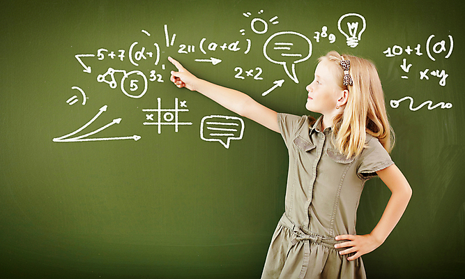 포토 JPG 해외이미지 백인 학생 여학생 여자 교육 어린이 교실 학교 수업 실내 한명 서기 미소 사람 책 초록색 칠판 수학 분필 소녀한명만 해외202004 해외포토 서양인 1 컬러 교과목 모션 표정 내부 초크 여자한명만 소녀만 파일형식