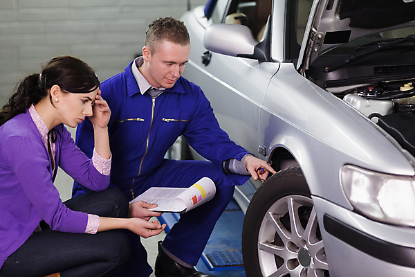 포토 JPG 해외이미지 백인 여자 남자 교통시설 자동차 노동자 실내 20대 두명 터치 공구 나사 작업 바퀴 작업실 기술자 수리 고객 서비스 타이어 작업도구 보여주기 엔진 정비공 교체 서류판 설치 성인만 해외202004 해외포토 서양인 직업 육상교통 교통 모션 사람 청년 내부 사무용품 도구 시설 파일형식