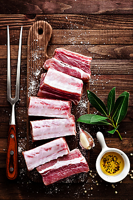 포토 JPG 해외이미지 무료이미지 식재료 육류 사람없음 신선 날것 바비큐립 고기포크 나무도마 나무배경 해외202004 해외포토 백그라운드 포크 도마 목재 바비큐 파일형식