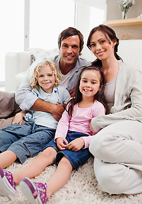 포토 JPG 해외이미지 라이프스타일 커플 응시 여자 딸 행복 아들 여유 얼굴 어린이 거실 가족 엄마 휴식 바닥 함께함 실내 사랑 앉기 소년 여러명 20대 30대 소파 카펫 기쁨 아빠 언니 남동생 안락 해외202004 해외포토 시선 남자 감정 다수 컨셉 의자 관계 모션 사람 청년 내부 생활 신체부위 장년 자매 동생 파일형식