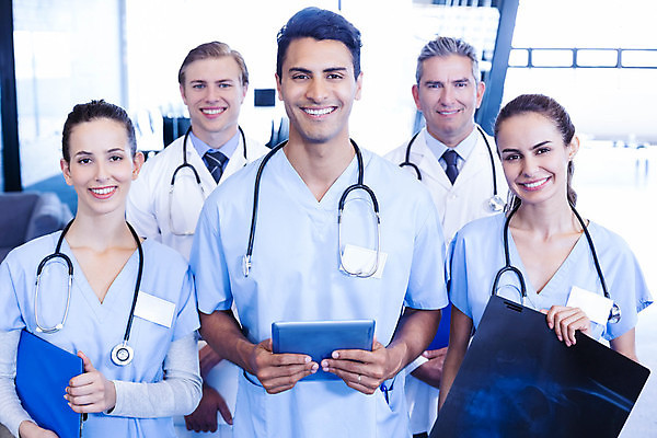 포토 JPG 해외이미지 백인 직업 여자 남자 중년 50대 청진기 직장 엑스레이 실내 건강 병원 서기 여러명 20대 태블릿 간호사 의사 잡기 실험복 동료 외과 인턴 의료성형뷰티 성인만 해외202004 해외포토 서양인 다수 회사 비즈니스 의학 관계 의료기기 모션 사람 청년 성인 내부 전자제품 스마트기기 의료진 가운 파일형식