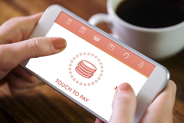 포토 JPG 해외이미지 손 커피 인터넷 탁자 관리 들기 신체부위 스마트폰 쇼핑 스크린 터치 잡기 신용카드 책상 온라인쇼핑 전자상거래 체크카드 해외202004 해외포토 음료 가구 모션 사람 금융 핸드폰 스마트기기 온라인 파일형식