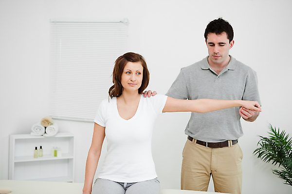 포토 JPG 해외이미지 백인 여자 남자 의학 갈색머리 실내 건강 앉기 20대 성인 두명 치료 30대 스트레칭 환자 의사 확대 지압 어깨 팔 물리치료 물리치료사 치료사 의료성형뷰티 해외202004 해외포토 서양인 직업 헤어스타일 모션 사람 청년 내부 신체부위 장년 운동 의료진 마사지 파일형식