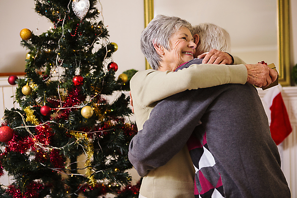 포토 JPG 해외이미지 백인 라이프스타일 커플 여자 노년 남자 크리스마스장식 크리스마스 가정 포옹 휴가 아파트 주택 함께함 실내 사랑 두명 장식 크리스마스트리 축제 장식볼 축하 60대 70대 전나무 노인만 해외202004 해외포토 서양인 나무 기념일 감정 컨셉 관계 안기 사람 성인 내부 건물 생활 성인만 파일형식