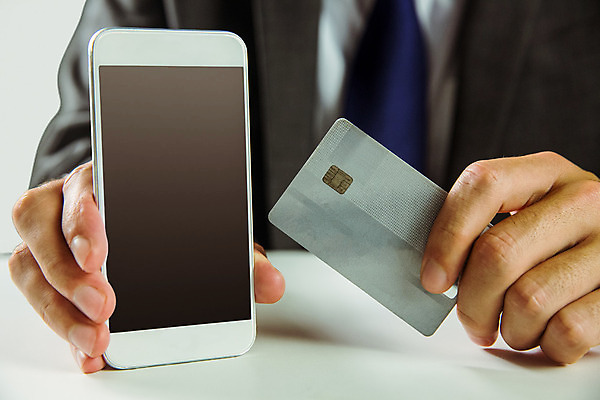 포토 JPG 해외이미지 손 인터넷 비즈니스 들기 정장 신체부위 스마트폰 쇼핑 스크린 잡기 비즈니스맨 신용카드 온라인쇼핑 전자상거래 체크카드 카피스페이스 해외202004 해외포토 옷 남자 모션 사람 금융 핸드폰 스마트기기 공백 직장인 온라인 파일형식