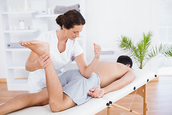 포토 JPG 해외이미지 백인 여자 남자 의학 건강 병원 20대 성인 두명 치료 30대 환자 마사지 마사지사 물리치료 물리치료사 진료실 의료성형뷰티 해외202004 해외포토 서양인 직업 사람 청년 장년 진료 치료사 파일형식