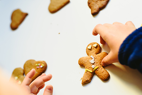 포토 JPG 해외이미지 모양 백인 전통 손 계절 행복 아들 어린이 음식 백그라운드 크리스마스 가족 탁자 디저트 실내 요리 사람 소년 장식 쿠키 주방 흰색 축하 달콤 굽기 준비 반죽 만들기 맛있는 해외202004 해외포토 서양인 기념일 남자 감정 컬러 가구 컨셉 관계 모션 내부 신체부위 맛 구이 파일형식