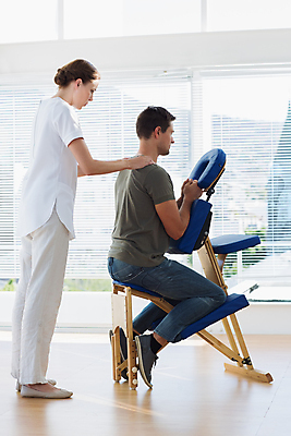 포토 JPG 해외이미지 백인 여자 남자 의학 실내 건강 병원 앉기 성인 두명 치료 30대 환자 의사 약재 마사지 어깨 물리치료 물리치료사 치료사 의료성형뷰티 해외202004 해외포토 서양인 직업 모션 사람 내부 신체부위 장년 약 의료진 파일형식