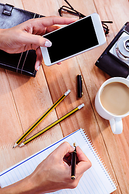 포토 JPG 해외이미지 손 커피 통신 탁자 미래 실내 그림자 들기 신체부위 스마트폰 연필 펜 스크린 터치 잡기 선택 연결 전화기 책상 터치스크린 해외202004 해외포토 음료 가구 컨셉 모션 학용품 사람 내부 핸드폰 스마트기기 필기구 파일형식