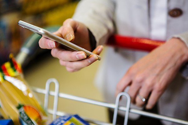 포토 JPG 해외이미지 백인 라이프스타일 여자 선반 실내 건강 한명 사람 상반신 성인 30대 스마트폰 핸드폰 쇼핑 카트 타이핑 잡기 시장 선택 고객 슈퍼마켓 식료품점 성인여자한명만 해외202004 해외포토 서양인 1 가구 컨셉 모션 내부 생활 장년 전자제품 스마트기기 상점 여자한명만 성인여자만 파일형식