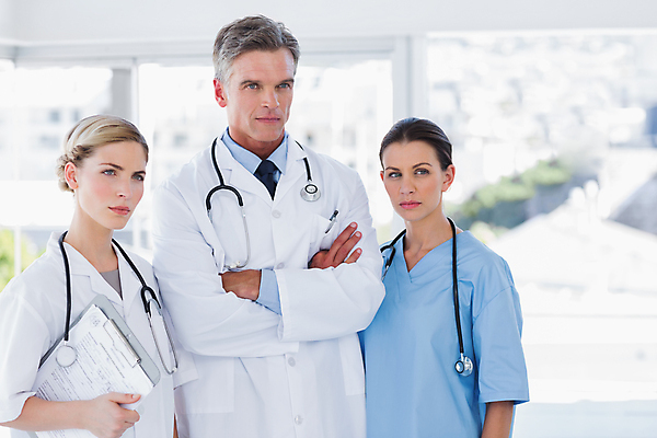 포토 JPG 해외이미지 백인 직업 여자 남자 40대 중년 청진기 실내 병원 서기 20대 세명 팔짱 간호사 의사 잡기 실험복 자신감 동료 외과 인턴 의료성형뷰티 성인만 해외202004 해외포토 서양인 감정 비즈니스 의학 관계 의료기기 모션 사람 청년 성인 내부 의료진 가운 파일형식