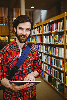 포토 JPG 해외이미지 백인 학생 교육 남자 대학생 생각 학교 책장 수염 실내 한명 서기 20대 책 태블릿 터치 도서관 대학교 터치스크린 고등교육 해외202004 해외포토 서양인 1 가구 모션 사람 청년 내부 전자제품 스마트기기 파일형식