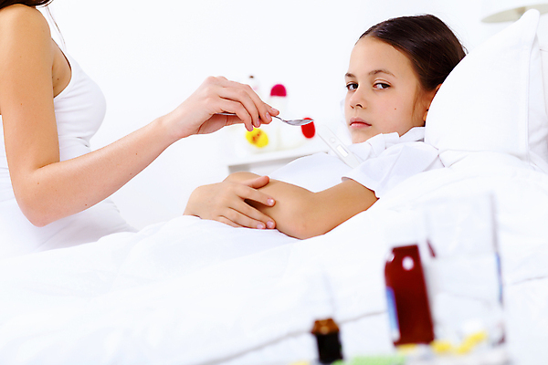 포토 JPG 해외이미지 백인 응시 여자 딸 어린이 모녀 엄마 휴식 실내 건강 상반신 성인 두명 옆모습 눕기 약 숟가락 침실 환자 약병 질병 온도계 간호 돌봄 인플루엔자 의료성형뷰티 여자만 해외202004 해외포토 서양인 시선 뷰포인트 컨셉 의학 가족 모션 수저 사람 내부 바이러스 병_담는 파일형식