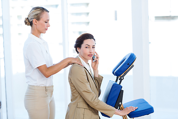 포토 JPG 해외이미지 백인 여자 의학 실내 건강 병원 정장 성인 두명 치료 30대 외침 환자 마사지 비즈니스우먼 고급 연결 스마트 마사지사 어깨 통화 물리치료 물리치료사 진료실 치료사 의료성형뷰티 스타일 해외202004 해외포토 서양인 직업 옷 컨셉 비즈니스 모션 사람 내부 신체부위 장년 소리 진료 직장인 파일형식