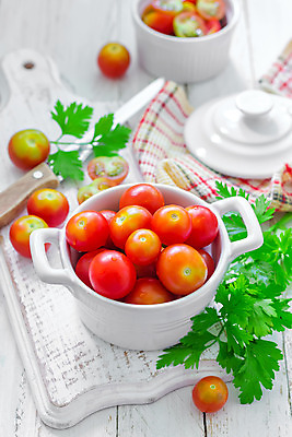 포토 JPG 해외이미지 무료이미지 그릇 채소 방울토마토 자연 도마 사람없음 주방 뚜껑 나이프 작음 천 허브 날것 나무배경 해외202004 해외포토 식물 식기 백그라운드 토마토 주방용품 직물 칼 크기 생태계 파일형식 무료콘텐츠