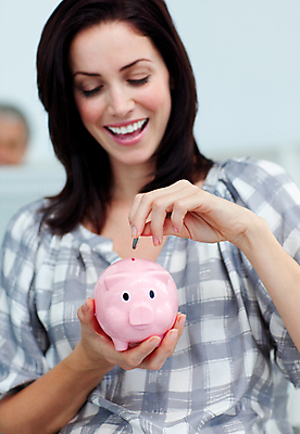 포토 JPG 해외이미지 백인 응시 여자 돈 한명 미소 들기 사람 상반신 성인 앞모습 동전 저축 돼지저금통 잡기 비즈니스우먼 책상 성인여자한명만 해외202004 해외포토 서양인 1 시선 뷰포인트 가구 비즈니스 모션 표정 금융 저금통 직장인 재산 여자한명만 성인여자만 파일형식