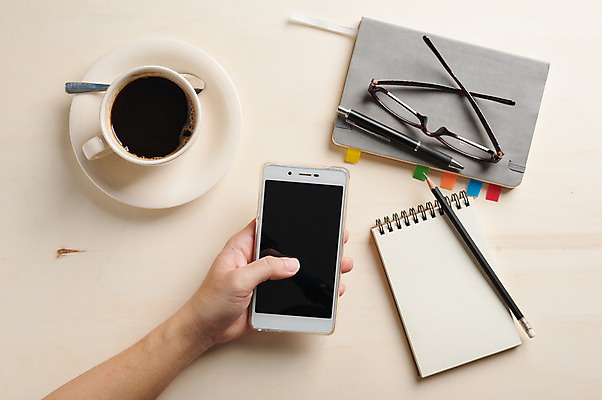 포토 JPG 해외이미지 무료이미지 라이프스타일 손 커피 백그라운드 비즈니스 휴식 신체부위 컵 이메일 잡지 와이파이 해외202004 해외포토 식기 음료 컨셉 사람 생활 간행물 무선인터넷 파일형식