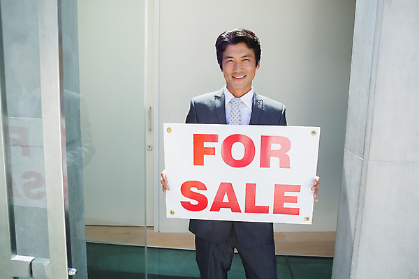 포토 JPG 해외이미지 배너 응시 남자 부동산 주택 한명 들기 동양인 성인 야외 30대 메시지 부동산매매 분양 성인남자한명만 해외202004 해외포토 1 시선 모션 사람 인종 건물 장년 재산 남자한명만 성인남자만 파일형식