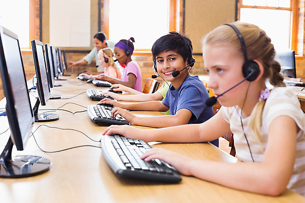 포토 JPG 해외이미지 백인 학생 여자 교육 남자 행복 어린이 교실 학교 실내 초등학교 앉기 소년 여러명 성인 30대 학습 컴퓨터 헤드폰 타이핑 키보드 책상 신학기 해외202004 해외포토 서양인 감정 음향기기 가구 다수 모션 사람 내부 장년 전자제품 파일형식