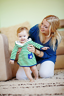 포토 JPG 해외이미지 전신 백인 라이프스타일 여자 딸 행복 어린이 가족 엄마 실내 사랑 서기 사람 상반신 성인 두명 앞모습 카펫 침실 방 육아 아기 잡기 걸음마 돌봄 여자만 해외202004 싱글맘 한부모가족 해외포토 서양인 감정 뷰포인트 관계 모션 내부 생활 파일형식