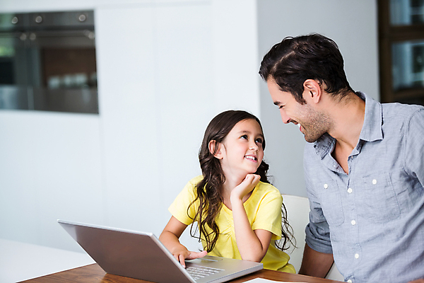 포토 JPG 해외이미지 백인 학생 여자 교육 남자 딸 어린이 아파트 앉기 20대 두명 책 노트북 학습 컴퓨터 부모 연필 아빠 책상 해외202004 해외포토 서양인 가구 가족 모션 학용품 주택 사람 청년 전자제품 필기구 파일형식